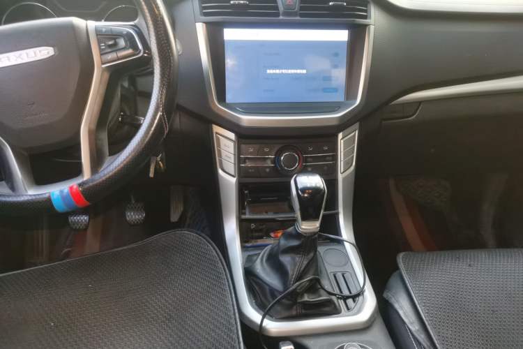 Used SAIC MAXUS T70 2021 2.0T Diesel Manual Two-Wheel Drive Entry-Level Version with Long Bed and High Ground Clearance Center Console
