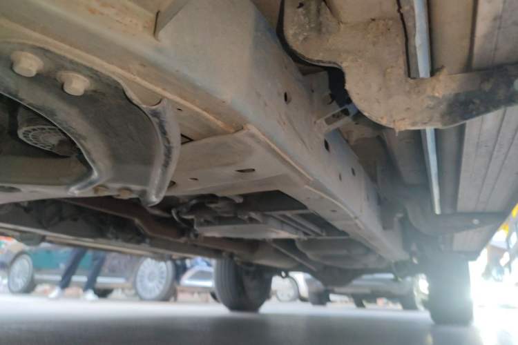 Used SAIC MAXUS T70 2021 2.0T Diesel Manual Two-Wheel-Drive Elite Version with Long Bed and High Ground Clearance Chassis Front Left