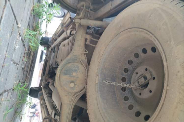 Used SAIC MAXUS T70 2021 2.0T Diesel Automatic Two-Wheel Drive Elite Version with Long Bed and High Ground Clearance Chassis Rear