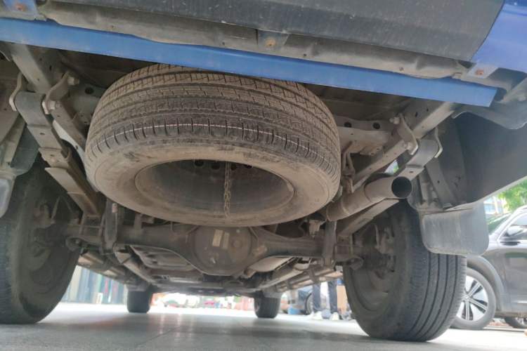 Used SAIC MAXUS T70 2021 2.0T Diesel Manual Two-Wheel-Drive Elite Version with Long Bed and High Ground Clearance Chassis Rear