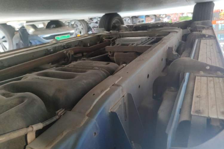 Used SAIC MAXUS T70 2021 2.0T Diesel Manual Two-Wheel-Drive Elite Version with Long Bed and High Ground Clearance Chassis Rear Left