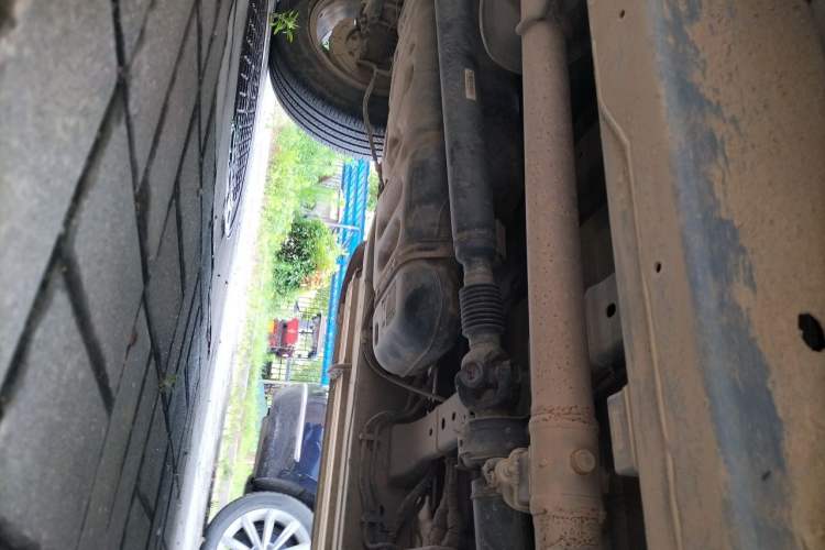 Used SAIC MAXUS T70 2021 2.0T Diesel Automatic Two-Wheel Drive Elite Version with Long Bed and High Ground Clearance Chassis Rear Right