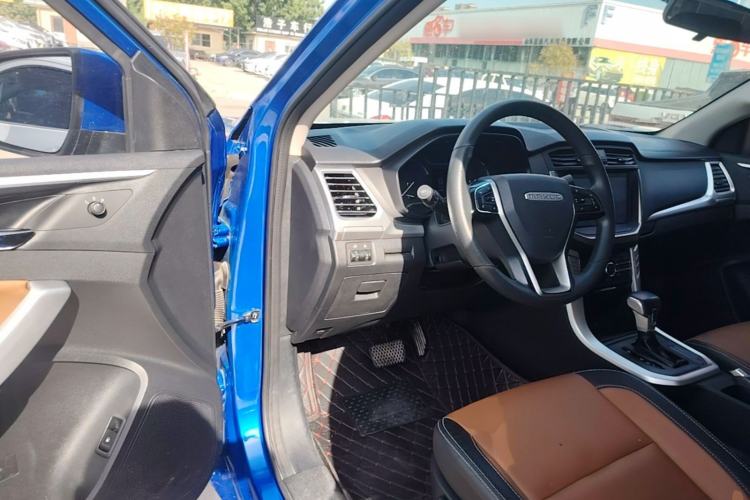 Used SAIC MAXUS T70 2021 2.0T Diesel Automatic Two-Wheel Drive Elite Version with Long Bed and High Ground Clearance Driver Seat