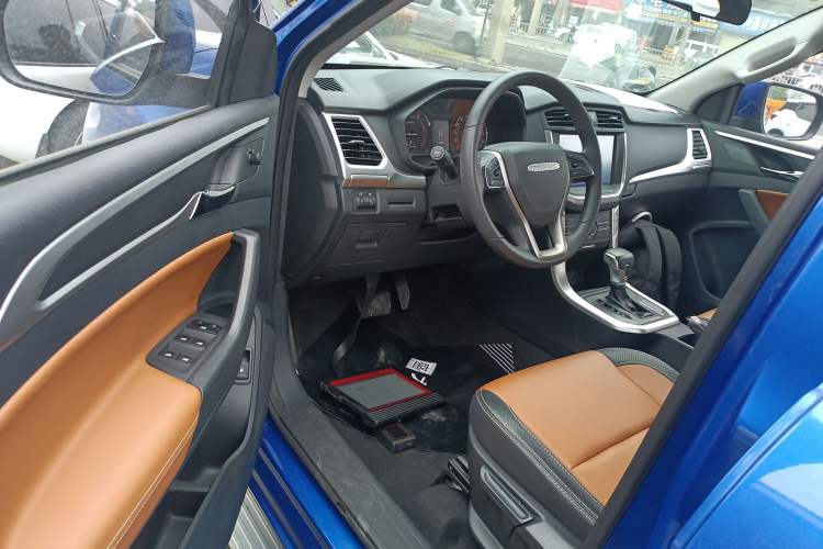 Used SAIC MAXUS T70 2021 2.0T Diesel Automatic Two-Wheel Drive Elite Version with Long Bed and High Ground Clearance Driver Seat