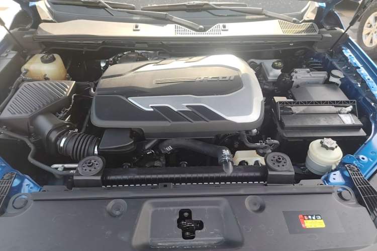 Used SAIC MAXUS T70 2021 2.0T Diesel Automatic Two-Wheel Drive Elite Version with Long Bed and High Ground Clearance Engine Bay