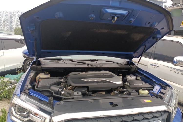 Used SAIC MAXUS T70 2021 2.0T Diesel Automatic Two-Wheel Drive Elite Version with Long Bed and High Ground Clearance Engine Bay