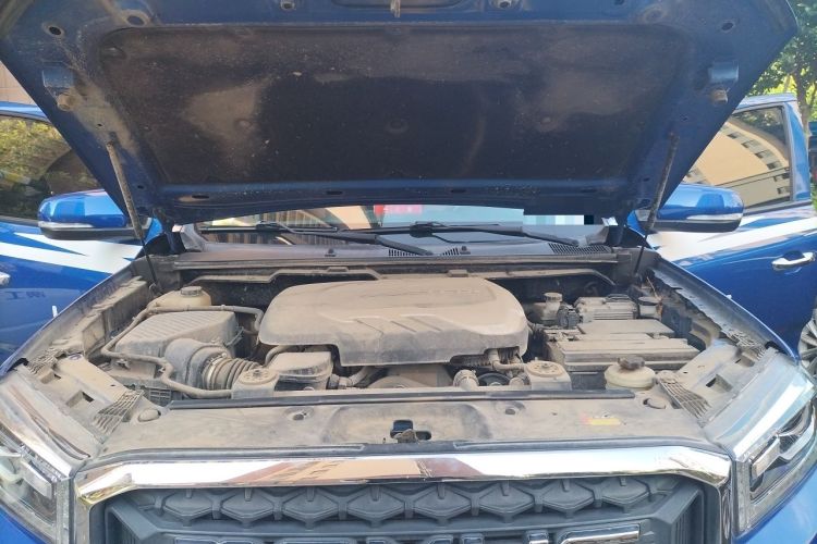 Used SAIC MAXUS T70 2021 2.0T Diesel Automatic Two-Wheel Drive Elite Version with Long Bed and High Ground Clearance Engine Bay
