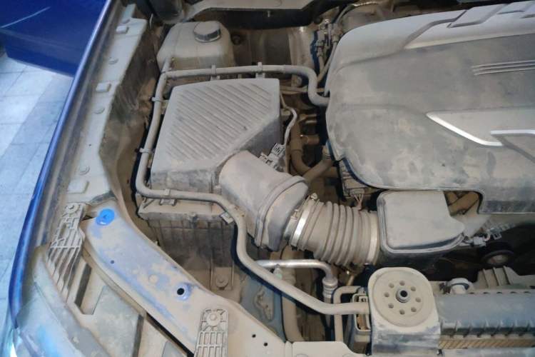 Used SAIC MAXUS T70 2021 2.0T Diesel Manual Two-Wheel-Drive Elite Version with Long Bed and High Ground Clearance Engine Bay Right