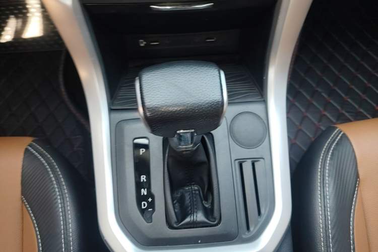 Used SAIC MAXUS T70 2021 2.0T Diesel Automatic Two-Wheel Drive Elite Version with Long Bed and High Ground Clearance Gear Lever