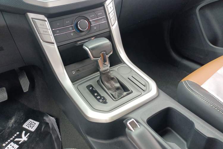 Used SAIC MAXUS T70 2021 2.0T Diesel Automatic Two-Wheel Drive Elite Version with Long Bed and High Ground Clearance Gear Lever