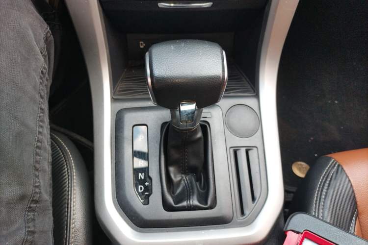 Used SAIC MAXUS T70 2021 2.0T Diesel Automatic Two-Wheel Drive Elite Version with Long Bed and High Ground Clearance Gear Lever