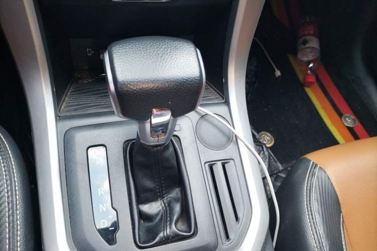 Used SAIC MAXUS T70 2021 2.0T Diesel Automatic Two-Wheel Drive Elite Version with Long Bed and High Ground Clearance Gear Lever
