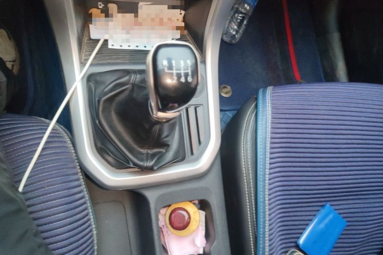 Used SAIC MAXUS T70 2021 2.0T Diesel Manual Two-Wheel-Drive Elite Version with Long Bed and High Ground Clearance Gear Lever