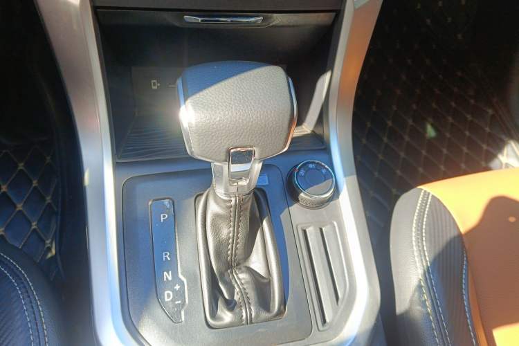 Used SAIC MAXUS T70 2021 2.0T Diesel Automatic 4x4 Elite Version with Long Bed and High Ground Clearance Gear Lever