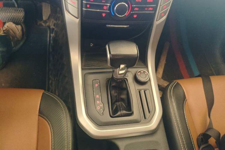 Used SAIC MAXUS T70 2021 2.0T Diesel Automatic 4x4 Elite Version with Long Bed and High Ground Clearance Gear Lever
