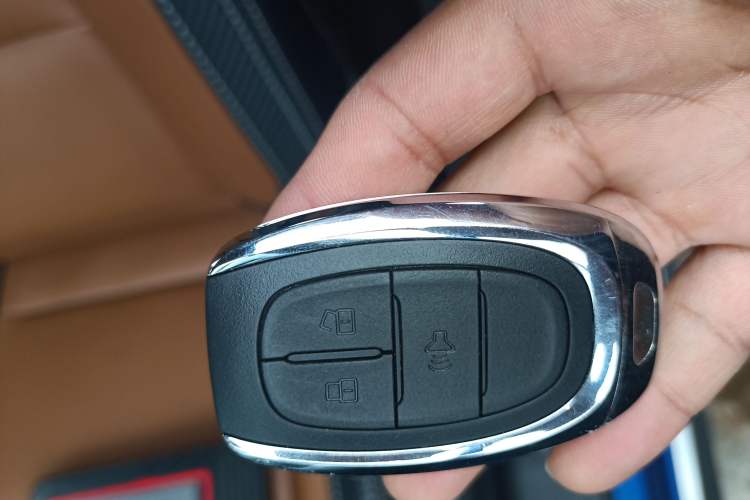 Used SAIC MAXUS T70 2021 2.0T Diesel Automatic Two-Wheel Drive Elite Version with Long Bed and High Ground Clearance Interior 1