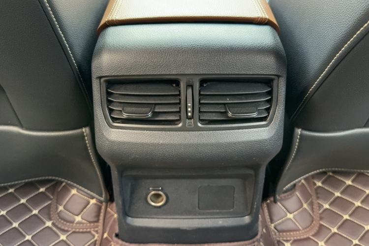 Used SAIC MAXUS T70 2021 2.0T Diesel Automatic Two-Wheel Drive Elite Version with Long Bed and High Ground Clearance Interior 7