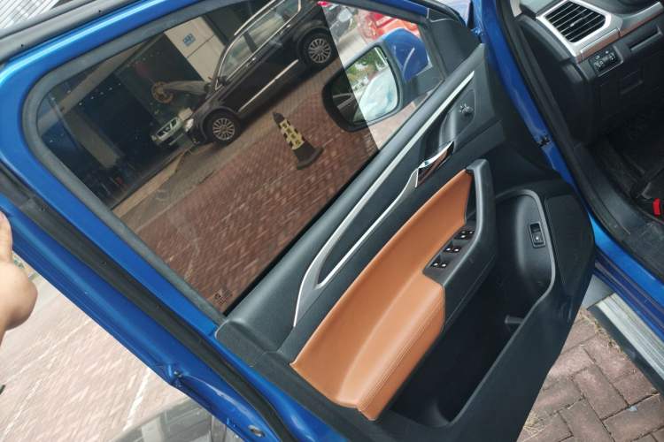 Used SAIC MAXUS T70 2021 2.0T Diesel Automatic Two-Wheel Drive Elite Version with Long Bed and High Ground Clearance Left Front Door Interior