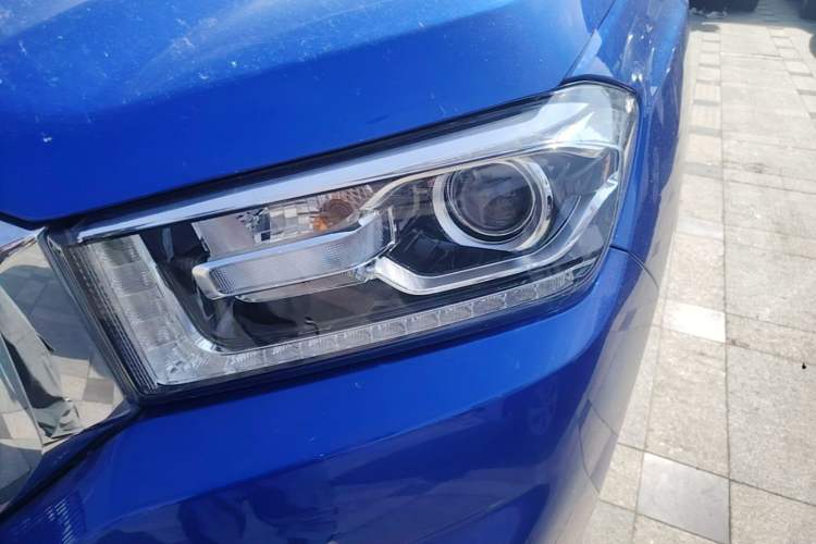 Used SAIC MAXUS T70 2021 2.0T Diesel Automatic Two-Wheel Drive Elite Version with Long Bed and High Ground Clearance Left Front Headlight