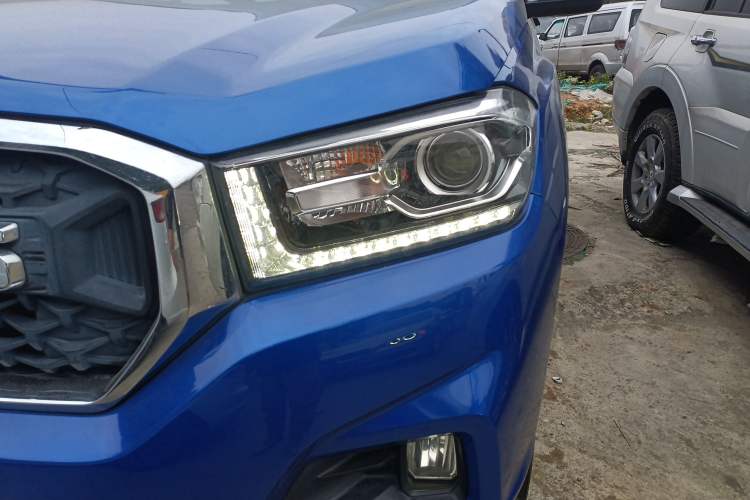 Used SAIC MAXUS T70 2021 2.0T Diesel Automatic Two-Wheel Drive Elite Version with Long Bed and High Ground Clearance Left Front Headlight