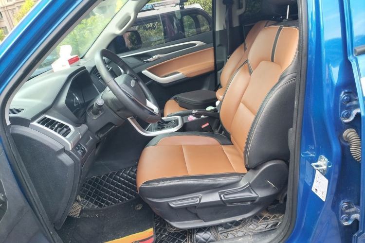 Used SAIC MAXUS T70 2021 2.0T Diesel Automatic Two-Wheel Drive Elite Version with Long Bed and High Ground Clearance Left Front Seat