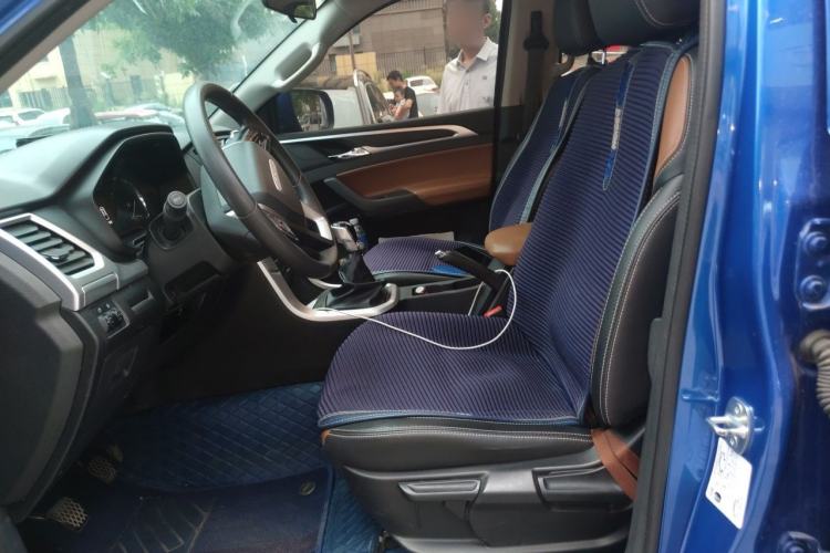 Used SAIC MAXUS T70 2021 2.0T Diesel Manual Two-Wheel-Drive Elite Version with Long Bed and High Ground Clearance Left Front Seat