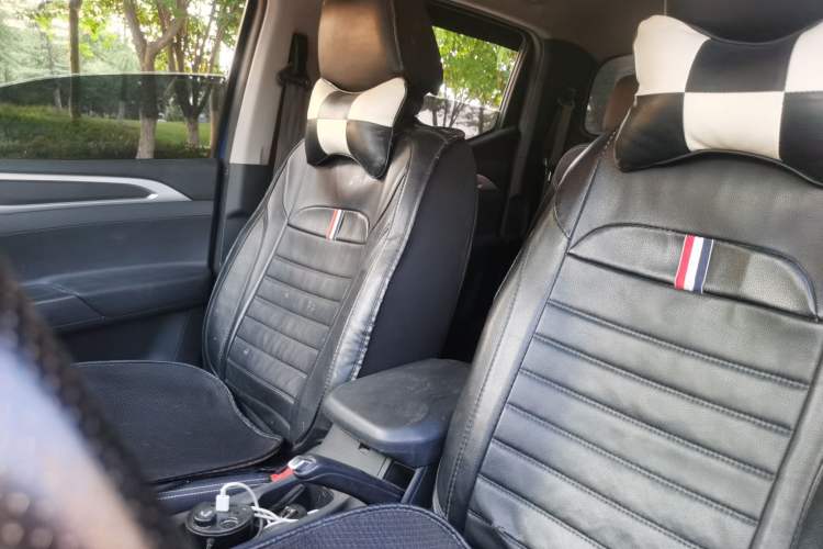 Used SAIC MAXUS T70 2021 2.0T Diesel Manual Two-Wheel Drive Entry-Level Version with Long Bed and High Ground Clearance Left Front Seat