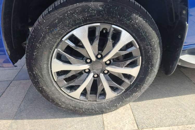 Used SAIC MAXUS T70 2021 2.0T Diesel Automatic Two-Wheel Drive Elite Version with Long Bed and High Ground Clearance Left Front Wheel Hub