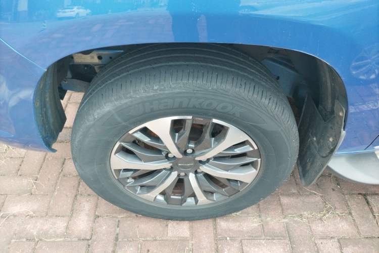 Used SAIC MAXUS T70 2021 2.0T Diesel Automatic Two-Wheel Drive Elite Version with Long Bed and High Ground Clearance Left Front Wheel Hub