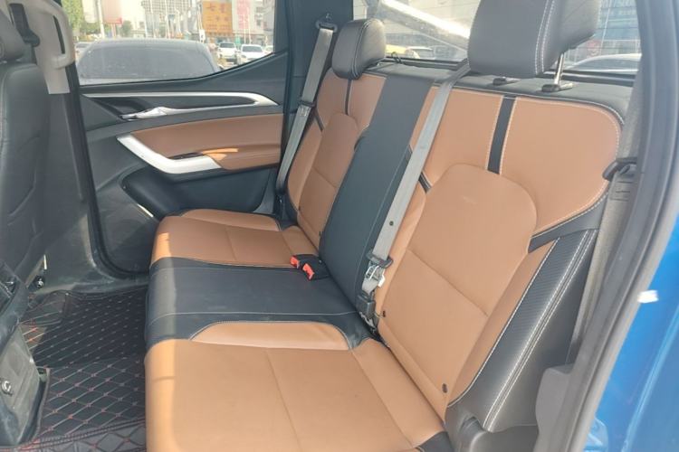 Used SAIC MAXUS T70 2021 2.0T Diesel Automatic Two-Wheel Drive Elite Version with Long Bed and High Ground Clearance Left Rear Seat