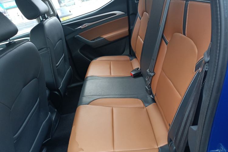 Used SAIC MAXUS T70 2021 2.0T Diesel Automatic Two-Wheel Drive Elite Version with Long Bed and High Ground Clearance Left Rear Seat