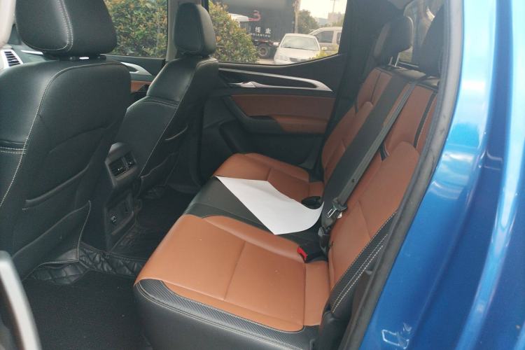 Used SAIC MAXUS T70 2021 2.0T Diesel Automatic Two-Wheel Drive Elite Version with Long Bed and High Ground Clearance Left Rear Seat