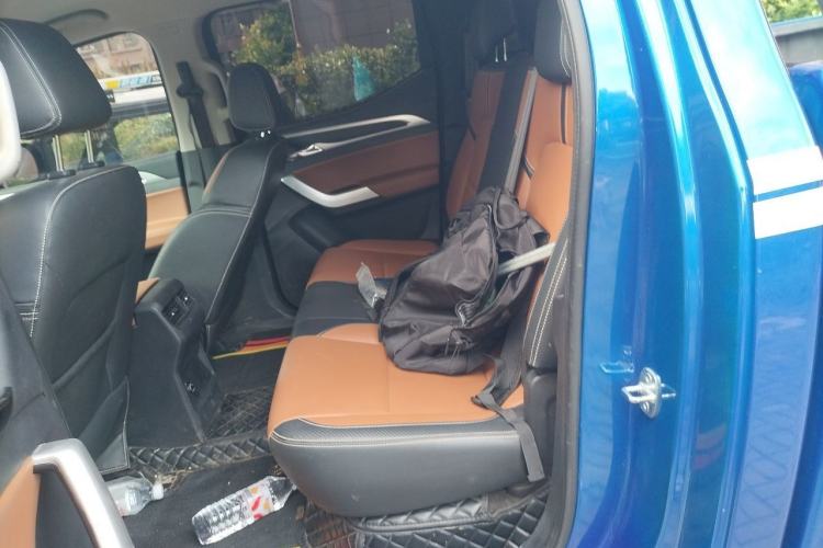 Used SAIC MAXUS T70 2021 2.0T Diesel Automatic Two-Wheel Drive Elite Version with Long Bed and High Ground Clearance Left Rear Seat