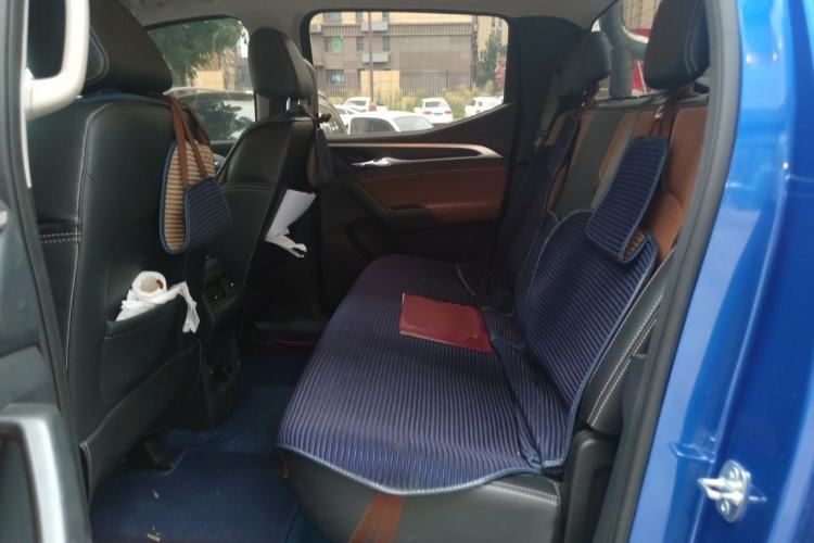 Used SAIC MAXUS T70 2021 2.0T Diesel Manual Two-Wheel-Drive Elite Version with Long Bed and High Ground Clearance Left Rear Seat