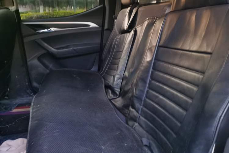 Used SAIC MAXUS T70 2021 2.0T Diesel Manual Two-Wheel Drive Entry-Level Version with Long Bed and High Ground Clearance Left Rear Seat
