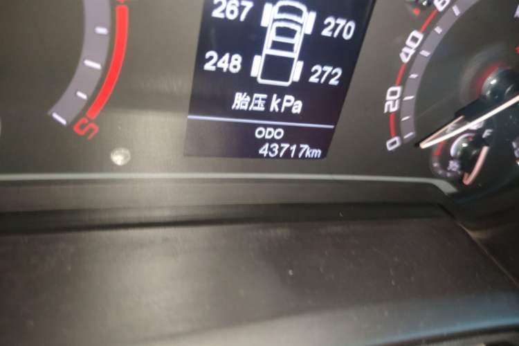 Used SAIC MAXUS T70 2021 2.0T Diesel Manual Two-Wheel-Drive Elite Version with Long Bed and High Ground Clearance Odometer Close Up