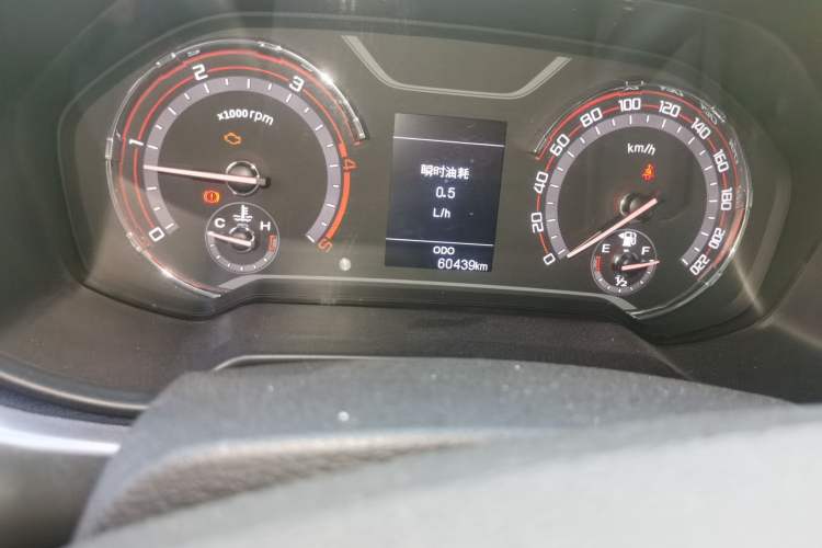 Used SAIC MAXUS T70 2021 2.0T Diesel Manual Two-Wheel Drive Entry-Level Version with Long Bed and High Ground Clearance Odometer Close Up