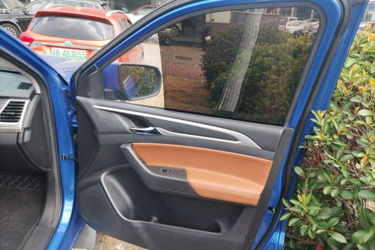 Used SAIC MAXUS T70 2021 2.0T Diesel Automatic Two-Wheel Drive Elite Version with Long Bed and High Ground Clearance Right Front Door Interior