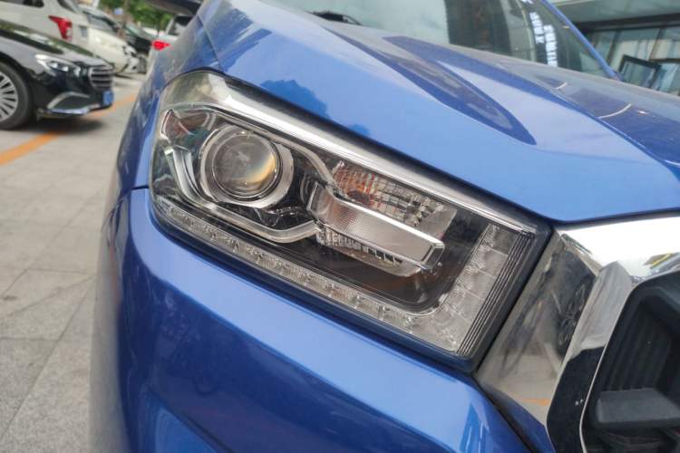 Used SAIC MAXUS T70 2021 2.0T Diesel Manual Two-Wheel-Drive Elite Version with Long Bed and High Ground Clearance Right Front Headlight