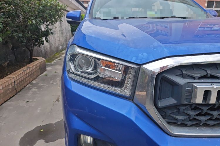 Used SAIC MAXUS T70 2021 2.0T Diesel Automatic Two-Wheel Drive Elite Version with Long Bed and High Ground Clearance Right Front Headlight