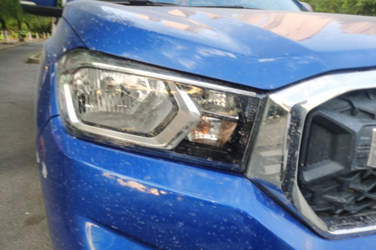 Used SAIC MAXUS T70 2021 2.0T Diesel Manual Two-Wheel Drive Entry-Level Version with Long Bed and High Ground Clearance Right Front Headlight