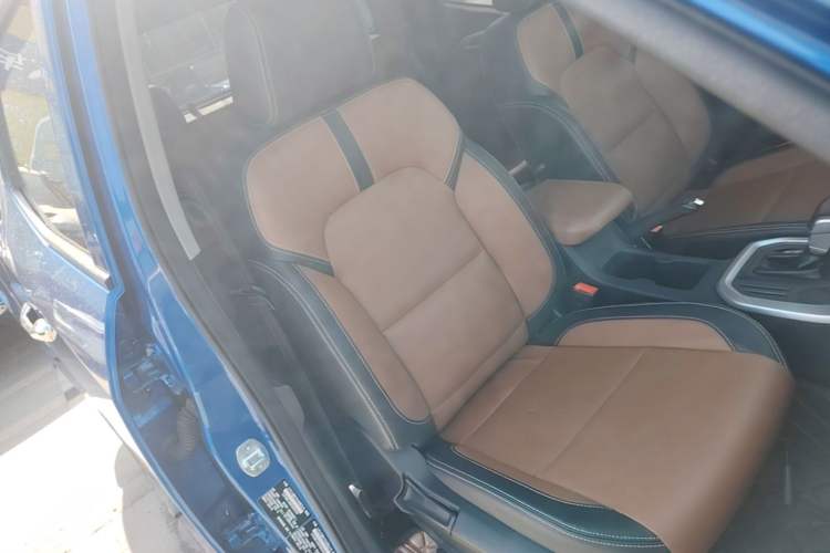 Used SAIC MAXUS T70 2021 2.0T Diesel Automatic Two-Wheel Drive Elite Version with Long Bed and High Ground Clearance Right Front Seat