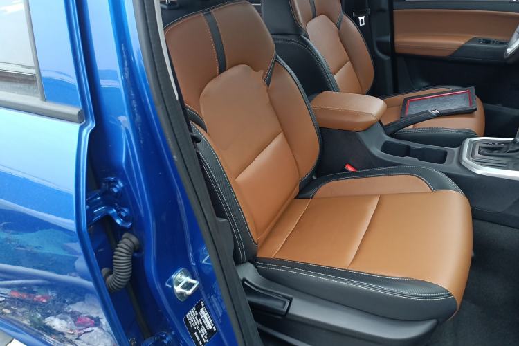 Used SAIC MAXUS T70 2021 2.0T Diesel Automatic Two-Wheel Drive Elite Version with Long Bed and High Ground Clearance Right Front Seat