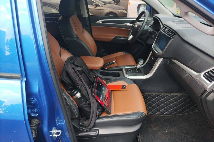Used SAIC MAXUS T70 2021 2.0T Diesel Automatic Two-Wheel Drive Elite Version with Long Bed and High Ground Clearance Right Front Seat