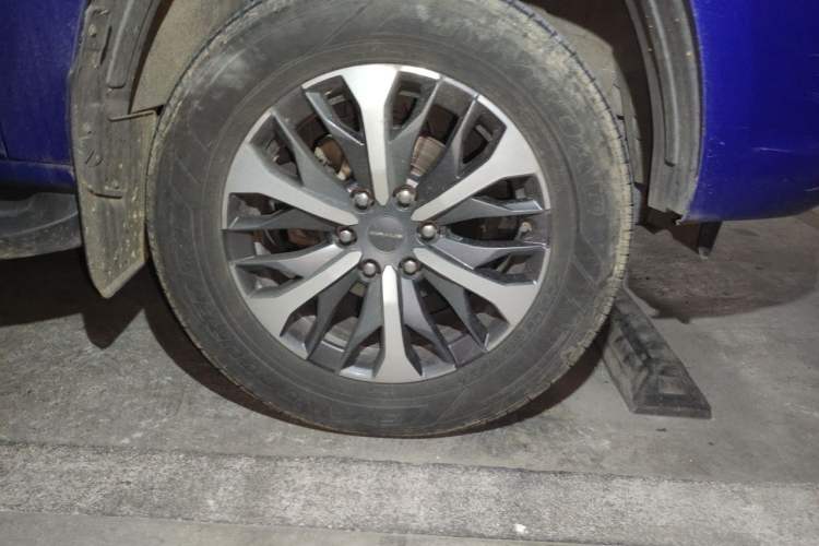 Used SAIC MAXUS T70 2021 2.0T Diesel Automatic 4x4 Elite Version with Long Bed and High Ground Clearance Right Front Wheel Hub