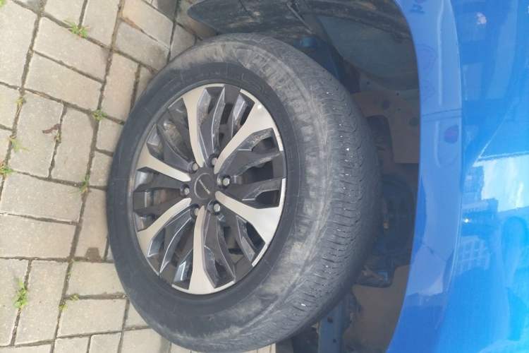Used SAIC MAXUS T70 2021 2.0T Diesel Automatic Two-Wheel Drive Elite Version with Long Bed and High Ground Clearance Right Front Wheel Hub