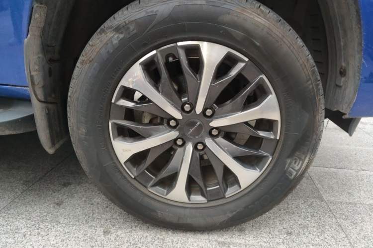 Used SAIC MAXUS T70 2021 2.0T Diesel Manual Two-Wheel-Drive Elite Version with Long Bed and High Ground Clearance Right Front Wheel Hub