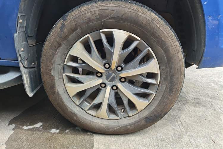 Used SAIC MAXUS T70 2021 2.0T Diesel Automatic Two-Wheel Drive Elite Version with Long Bed and High Ground Clearance Right Front Wheel Hub