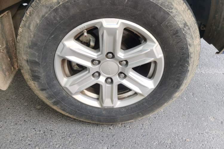 Used SAIC MAXUS T70 2021 2.0T Diesel Manual Two-Wheel Drive Entry-Level Version with Long Bed and High Ground Clearance Right Front Wheel Hub