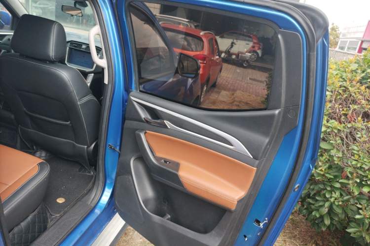 Used SAIC MAXUS T70 2021 2.0T Diesel Automatic Two-Wheel Drive Elite Version with Long Bed and High Ground Clearance Right Rear Door Interior